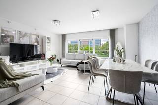 Dit appartement op de eerste verdieping maakt deel uit van een residentie uit 2005, gelegen aan de gekende Sint-Lievenslaan. Dankzij deze centrale ligging bevindt u zich op korte afstand van het centrum van Gent, dat vlot bereikbaar is te voet, met de fiets en via het openbaar vervoer. Winkels, scholen en andere dagelijkse voorzieningen bevinden zich in de nabije omgeving, terwijl ook de belangrijkste invalswegen slechts enkele minuten verwijderd zijn.<br /><br />Bij het betreden van het appartement komt u terecht in de inkomhal die uitgeeft op de lichtrijke leefruimte. Hier is voldoende plaats voorzien voor een gezellige woon- en eetkamer. Aansluitend bevindt zich de praktische keuken. Verder verbindt de hal de badkamer en de twee volwaardige slaapkamers. Via één van de slaapkamers heeft u toegang tot het aangename terras.<br /><br />Daarnaast beschikt het appartement over een privatieve staanplaats op de kelderverdieping, verplicht aan te kopen aan €30.000.<br /><br />Heeft dit centraal gelegen appartement met twee volwaardige slaapkamers en een gezellig terras uw interesse gewekt? Neem dan zeker contact op met Brent voor meer informatie of het inplannen van een bezoekmoment via brent@immofrancois.be. Tot binnenkort!<br /><br />