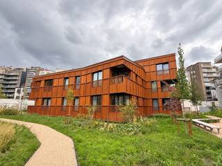 Nieuwbouwappartement gelegen in 'Van Eyck Park' in residentie 'Pavillion', project getekend door Polo Platform. Het appartement is gelegen op de gelijkvloerse verdieping en geniet van veel lichtinval door de grote raampartijen en hoekligging en is voorzien van een groot terras. Residentie 'Pavillion is gelegen in de collectieve binnentuin waardoor het van een uitermate rustige ligging geniet temidden van het groen. De eigenaars van een appartement in de residentie kunnen tevens gebruik maken van een groot dakterras. Verkoop onder 21% BTW.<br /><br /><u>Indeling van het appartement:</u><br />Hal: +/- 11 m² ingebouwde spots, videofoon.<br />Afzonderlijke toilet met handenwasser: +/- 1,5 m²<br />Living met open keuken (nog te plaatsen door koper): +/- 50 m² <br />Terras op tegels: +/- 11 m²<br />Slaapkamer: +/- 24 m² ingebouwde spots. (Het oorspronkelijke plan voorziet twee slaapkamers.)<br />Badkamer: +/- 7,5 m² lavabo en lavabomeubel, hangtoilet, handdoekdroger, inloop regendouche, ingebouwde spots.<br />Berging: +/- 3,5 m² aansluiting wasmachine en warmtepomp.<br /><br />Appartement is voorzien van een epoxyvloer.<br /><br />Prijs berging: € 6.000 (excl 21% BTW)<br />Prijs autostaanplaats: € 40.000 (excl. 21% BTW).<br /><br />
