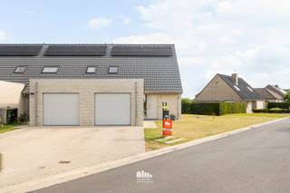 In een rustige en kindvriendelijke woonwijk in Wijtschate bevindt zich deze recente halfopen woning, gebouwd in 2023. <br />De woning combineert hedendaags wooncomfort met een uniek open zicht over de achterliggende velden.<br /><br />Bij het binnenkomen wordt u verwelkomd in de inkomhal met gastentoilet. <br />De ruime, lichtrijke leefruimte vormt samen met de volledig ingerichte open keuken het hart van de woning. <br />Dankzij de vele en grote raampartijen geniet u de hele dag van een aangename lichtinval en een prachtig uitzicht op de tuin en de achterliggende velden.<br /><br />Aansluitend bevindt zich de ruime garage met praktische bergruimte, ideaal voor extra opslag en het plaatsen van wasmachine en droogkast.<br /><br />Op de eerste verdieping zijn er drie volwaardige slaapkamers en een badkamer, uitgerust met een inloopdouche, lavabomeubel en een tweede toilet. Er is tevens een beperkte zolderruimte.<br /><br />Buiten geniet u van een ruime, zonnige tuin waar u in alle rust kunt ontspannen terwijl u uitkijkt over de open velden. Vooraan beschikt de woning over een ruime oprit met voldoende parkeergelegenheid.<br /><br />Extra:<br />Regenwaterput van 7.500 liter<br />Zonnepanelen 1.920 Wp<br /><br />Bent u op zoek naar een instapklare, energiezuinige woning op een rustige locatie met een prachtig landelijk uitzicht? Dan is deze woning zeker een bezoek waard!