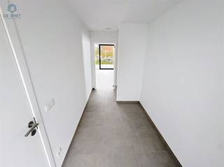 <p><span>Exclusieve BEN-Nieuwbouwwoning met 6 Slaapkamers, 2 Badkamers en Garage Instapklaar &amp; Energiezuinig!</span></p><p><span>Bent u op zoek naar </span><span>ruimte, comfort en moderne luxe</span><span>? Deze recent afgewerkte </span><span>open bebouwing</span><span> combineert tijdloze architectuur met een hoogstaande afwerking en een uitzonderlijk wooncomfort. Gelegen in een rustige, residentiële buurt en voorzien van </span><span>maar liefst 6 slaapkamers</span><span>, is dit de ideale woning voor grote gezinnen of mensen die veel ruimte wensen.</span></p><p><span>Totaalprijs incl btw 525 000 euro. </span></p><h3><span>Indeling &amp; Troeven:</span></h3><p><span>Gelijkvloers:</span></p><ul><li><span>Ruime inkomhal met gastentoilet</span></li><li><span>Lichtrijke leefruimte met open keuken ideaal voor gezellige familiemomenten</span></li><li><span>Aansluitende garage met sectionaalpoort</span></li><li><span>Grote raampartijen zorgen voor overvloedig daglicht</span></li></ul><p><span>1e Verdieping:</span></p><ul><li><span>Riante nachthal met natuurlijk licht</span></li><li><span>Volledig uitgeruste badkamer: lavabomeubel, douche, bad en toilet</span></li><li><span>3 ruime slaapkamers</span><span>, waarvan 1 met praktische dressing</span></li><li><span>Extra berging</span></li></ul><p><span>2e Verdieping:</span></p><ul><li><span>3 bijkomende slaapkamers</span></li><li><span>Tweede badkamer met douche, lavabomeubel en extra toilet</span></li></ul><h3><span>Afwerking &amp; Techniek:</span></h3><ul><li><span>Hoogwaardige materialen en verfijnde afwerking</span></li><li><span>Volledig geschilderd instapklaar!</span></li><li><span>Vloerverwarming op aardgas</span></li><li><span>Zonnepanelen energiezuinig wonen (EPC-label A, BEN-woning)</span></li><li><span>Ventilatiesysteem type D</span><span> voor een gezond binnenklimaat</span></li><li><span>Regenwaterput aanwezig</span></li></ul><h3><span>Buitenruimte:</span></h3><ul><li><span>Groot, zonnig terras aan de achterzijde ideaal voor zomeravonden</span></li><li><span>Tuin nog zelf aan te leggen: volledig naar eigen smaak in te richten</span></li></ul><p><span>Laat deze unieke kans niet voorbijgaan!</span><span> Wonen in een energiezuinige, ruime én volledig afgewerkte woning is vandaag een zeldzaamheid. Ideaal voor gezinnen die op zoek zijn naar een zorgeloze start in een nieuwe thuis.</span></p><p><span>Interesse? Reageer via de advertentie en wij contacteren u graag voor een bezoek ter plaatse!</span></p>