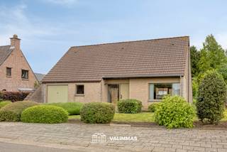 VALIMMAS verkoopt deze welgelegen en zeer verzorgde alleenstaande woning met garage en tuin, ideaal georiënteerd naar het zuidoosten....
Het gelijkvloers bestaat uit een inkomhal, een toilet, een living met zicht op de tuin, een ingerichte keuken, een wasplaats, een badkamer, een (slaap)kamer en een garage.
De verdieping herbergt een nachthal, een toilet, twee grote slaapkamers, een ingerichte badkamer, en een zolderberging.
Er is tevens een kelder aanwezig.
Zeer goed onderhouden woning met alle comfort. Houtskeletbouw Haida Homes. Asbestveilig.
Rustig en residentieel gelegen in een doodlopende straat in een groene en landelijke omgeving.
Op ± 1km van station Asse en 850m van bushaltes – uitstekende Mobiscore = 8,6/10.
