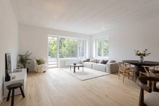 In de Veurnestraat te De Panne vinden we dit ruim en lichtrijk appartement (101 m²) met zongerichte terras (5 m²) te koop. Het appartement werd volledig gerenoveerd in 2025, is rustig gelegen doch op wandelafstand van het centrum. Het appartement bevat 3 slaapkamers en de mogelijkheid tot het aankopen van een garage op het achterliggende terrein. Zoek je immo in De Panne? Lees dan zeker verder.INDELING:&gt; Eerste verdieping:- hal;- ruime living (41 m²) met toegang tot het zuid gerichte terras van 5 m²;- keuken voorzien van spoelbak, keramische kookplaat, dampkap, combi microgolfoven, koelkast en vaatwasmachine;- berging met aansluiting voor wasmachine;- 3 ruime slaapkamers;- ruime badkamer met douche, bad, dubbele lavabo met wasmeubel en toilet;- apart toilet;Mogelijkheid tot het aankopen van een garage op het achterliggende terrein.ALGEMEEN:- gunstig EPC B (109 kWh/(m² jaar))- conforme elektrische keuring- centrale verwarming op gas, condenserende ketelBent u op zoek naar een ruim instapklaar appartement, voor vaste bewoning of voor tweede verblijf? Aarzel zeker niet contact op te nemen met ons kantoor Dewaele Koksijde: 058 330 600.