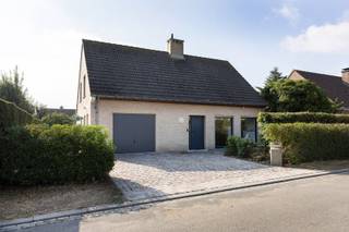 In de www.modestrohaertstraat7.be (url kopiëren en plakken indien doorklikken niet lukt) in Heestert stellen we jou graag deze woning voor. De woning is gelegen op het einde van een doodlopende straat en werd de laatste jaren al serieus onder handen genomen. Zo werd de keuken recent vernieuwd en werd de leefruimte vergroot met een moderne uitbouw. Gezien de wegen van de eigenaars spijtig genoeg scheiden, gaan we voor hen op zoek naar een koper. <br /><br />HOMERUN: Op zaterdag 12 september ben je van harte welkom op de Homerun van deze woning. Via www.modestrohaertstraat7.be kan je een afspraak inplannen. Eveneens via de website verneem je veel meer, zoals een uitgebreide omschrijving, foto's, 360° rondgang, documenten, …  <br /><br />KICK-OFF PRIJS: De vermelde prijs is een Kick-Off prijs waarop een eenmalig bod kan uitgebracht worden (zowel boven als onder de Kick-Off prijs). Dankzij het kwaliteitslabel van Henry Houser ben je zeker dat de biedingen correct verlopen zonder dat er een opbodspel gehouden wordt! Over de transparante procedure is alles te lezen op de website van de woning.  <br /><br />EXTRA BEZOEK: Mocht je op 12 september niet vrij zijn, geef dan gerust een belletje om een afspraak in te plannen op een ander moment. En wees gerust ... iedereen, van de eerste tot de laatste bezoeker, heeft evenveel kans om een eenmalig bod uit te brengen!  <br /><br />Groeten, Hendrik van Henry Houser.<br /> 