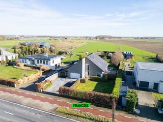 In een rustige, groene omgeving in het charmante en landelijke Zwevezele vindt u deze energiezuinige en bijzonder ruime woning die comfort, licht en leefruimte perfect combineert.<br /><br />De woning beschikt over maar liefst 5 volwaardige ruime slaapkamers, waarvan één slaapkamer op het gelijkvloers – ideaal voor wie gelijkvloers wil wonen, een praktijk aan huis wenst of extra flexibiliteit zoekt.<br /><br />Bij het binnenkomen wordt u verwelkomd in een royale inkomhal die meteen een gevoel van ruimte en klasse uitstraalt. De zeer lichtrijke en ruime living vormt het hart van de woning en nodigt uit tot gezellige familiemomenten. Aansluitend bevindt zich de volledig uitgeruste keuken, die uitkijkt op het terras en de tuin en perfect is voor wie houdt van koken met zicht op het groen.<br /><br />Buiten geniet u van een mooie, verzorgde tuin met open verzichten, waar rust en privacy centraal staan. Dankzij het terras is het hier heerlijk vertoeven tijdens zonnige dagen en lange zomeravonden.<br /><br />Verder beschikt de woning over een grote garage, een ruime oprit met voldoende parkeergelegenheid en is ze voorzien van alle hedendaagse comfort.<br /><br />✨ Een woning die u moet ervaren om haar volledige potentieel te ontdekken. Contacteer me snel voor een bezoek en laat dit pareltje niet aan je voorbijgaan!<br /><br />Denk je erover om jouw woning te verkopen? Wij bieden je een professionele en vrijblijvende waardebepaling! 📞 051 47 48 47