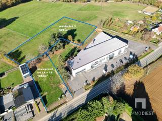 <p><span>Wil je paarden aan huis? Dit is de perfecte grond! Bouw hier je droomwoning met achterliggende weide in een bosrijk gebied. <br /></span><span>Ligging en omgeving:</span></p><ul><li><span>Gelegen op de N287 in de deelgemeente Deurne, verbindingsweg tussen Diest en Tessenderlo . met uitstekende verbindingen naar omliggende gemeenten</span></li></ul><ul><li><span>Naast het perceel bevindt zich een handelspand/toonzaal met een woonst. Langs de linkerzijde een open eengezinswoning.</span></li><li><span>Op slechts 4,6 km van het centrum van Tessenderlo-Ham en 8,3 km van het centrum van Diest.</span></li><li><span>De oprit naar de E313 richting Antwerpen is bereikbaar op 20 km.</span></li><li><span>De oprit naar de E314 is bereikbaar op 15km.</span></li><li><span>Het perceel wordt achteraan omgeven door weilanden.</span></li></ul><p><span>Troeven van het perceel:</span></p><ul><li><span>Zuidwestelijke oriëntatie aan de achterzijde van de bouwgrond.</span></li><li><span>Direct achter het perceel ligt een weide, dat ook via de achterzijde bereikbaar is en perfect is voor paarden of andere dieren.</span></li><li><span>Ondanks de ligging aan een drukkere weg, biedt de natuurlijke buffer van weilanden achteraan veel rust en privacy.</span></li></ul><p><span>Samengevat:</span><span><br />Deze bouwgrond biedt de ideale combinatie van een rustige, natuurlijke omgeving en een strategische ligging met gemakkelijke toegang tot de omliggende steden en snelwegen. Of je nu houdt van buitenactiviteiten of gewoon op zoek bent naar een rustige plek om te wonen, hier krijg je het beste van twee werelden.</span></p><p><span>Woning vrijblijvend aangeboden door AVL woningbouw onder BTW! </span></p><h2><span>Meer weten of graag een afspraak op het terrein?<br />Neem gerust contact op voor meer info of een vrijblijvend adviesgesprek.<br />In afwachting van het bezoek kan je alvast de virtuele tour bekijken. Bel 013 31 25 22 of 0470 47 41 19 of mail naar wendy@immodiest.be</span></h2><h2><span> </span></h2><h2><span> </span></h2>