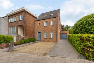 Location
This semi-detached property is located in Hove, along the Mechelsesteenweg. Despite its central location, both the house and garden enjoy a peaceful setting. With major access roads nearby and a smooth connection towards Mortsel, this is an ideal base for comfortable and centrally located living.

Layout
Built in 2007, the property features an entrance hall with guest toilet. The bright living room with dining area and open kitchen forms the heart of the home, creating a pleasant sense of space and connection. From the dining area, you have direct access to the sunny garden with two terraces, perfect to enjoy the sun throughout the day. A practical utility room and a spacious garage add extra comfort and storage space.

On the first floor, you will find a spacious master bedroom of approx. 20 m² with walk-in dressing and a bathroom equipped with both a bath and a shower. A second room can be used as an additional bedroom, office, or hobby space.

The second floor offers a surprisingly generous surface of approx. 40 m² and is currently arranged as an additional bedroom with office space. This level also includes a second bathroom with shower.

Highlights
- Energy-efficient home (EPC rating A)
- Solar panels
- 3 full-sized bedrooms
- Spacious garage
- Sunny garden with 2 terraces
- Located in a sought-after neighbourhood

Technical details
The property stands out for its strong energy performance and living comfort. Thanks to solar panels and a recent gas boiler, energy consumption is kept low, resulting in an excellent EPC rating A. The electrical installation is fully compliant with current regulations.