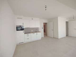 Op een absolute toplocatie in de bruisende winkelstraat van Oostende bevindt zich deze stijlvolle studio op de vierde en bovenste verdieping van een authentiek gebouw dat recent een grondige totaalrenovatie onderging. De studio wordt voor de eerste maal bewoond en biedt alle comfort van een nieuwbouw, gecombineerd met de charme van een historisch pand.<br /><br />Met een totale oppervlakte van 39 m² beschikt deze studio over een praktische inkomhal, een apart gastentoilet en een ruime berging die zorgt voor extra opbergmogelijkheden. De lichtrijke leefruimte met open keuken vormt het hart van de woning. De keuken is volledig uitgerust en voorzien van alle hedendaagse comfort. Verder beschikt de studio over een moderne badkamer met een stijlvolle inloopdouche. Dankzij de doordachte indeling en de kwalitatieve afwerking geniet u van een aangename en comfortabele woonomgeving.<br />Voor extra wooncomfort is de volledige studio uitgerust met vloerverwarming, wat zorgt voor een energiezuinige en gelijkmatige warmteverdeling.<br /><br />Een unieke kans voor wie op zoek is naar een instapklaar appartement met moderne afwerking op een toplocatie.<br /><br />Via de knop "ik heb interesse" vragen we u kort een profiel in te vullen. Daarna nemen we contact op voor een bezoek.<br />Telefonisch kunnen er geen afspraken gemaakt worden.