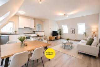 In het centrum van Veurne bevindt zich dit aangename instapklare dakappartement van 61 m², perfect voor wie comfortabel en centraal wil wonen. De vele raampartijen zorgen voor een overvloed aan natuurlijk licht en creëren een open en luchtige sfeer. Het appartement beschikt over een ruime leefruimte met een volledig uitgeruste open keuken, afgestemd op hedendaags wooncomfort. Via de nachthal bereiken we de ruime slaapkamer met ingebouwde kast en extra berging. De badkamer is voorzien van een lavabomeubel en een douche. Daarnaast is er een praktische berging en een aparte wasplaats binnen het appartement. Extra pluspunten zijn de privatieve kelderberging, de gemeenschappelijke fietsenberging en de vlotte toegankelijkheid via zowel lift als trap. Een ideale woonst of interessante investering op een topligging in Veurne en vlakbij de kust.<br />Interesse? Neem gerust contact op voor meer informatie of een bezoek ter plaatse.<br />De privatieve kelderberging zit inbegrepen in gepubliceerde prijs. <br />De vermelde prijs is een richtprijs; elk bod wordt voorgelegd aan de eigenaar, die het recht behoudt dit te aanvaarden of te weigeren