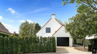 <span>Mooie alleenstaande, instapklare woning op een groot perceel van 966 m², rustig gelegen in een rustige, residentiële omgeving aan de rand van Knokke. <br />Indeling: ruime inkomhal met vestiaire en gastentoilet. Lichtrijke woon- en eetkamer met directe toegang tot het zonnige terras en de prachtig aangelegde, zonovergoten tuin. Moderne, volledig uitgeruste keuken voorzien van alle comfort en toestellen. Daarnaast beschikt de woning over een inpandige garage en praktische berging. Op de verdieping bevindt zich de master bedroom met tal van ingemaakte kasten en een aansluitende badkamer uitgerust met lavabo, douche en toilet. Verder zijn er nog drie ruime slaapkamers en twee badkamers. De woning biedt bovendien mogelijkheden voor de aanleg van een zwembad of een verdere uitbreiding. Een instapklare en smaakvol gerenoveerde woning met een uitzonderlijk ruime tuin, afgewerkt met kwalitatieve materialen en boordevol potentieel. </span>