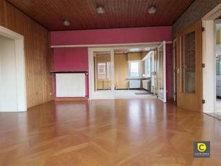   Deze ruim te renoveren woning met gevel breedte van 7 meter  bevindt zich op een zuid georiënteerde perceel van 376 m² pal in het centrum...