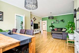 Zeer centraal gelegen appartement op de 1eV in een gebouw met LIFT, vlakbij alle winkels, scholen en het openbaar vervoer. Dit appartement bevindt zich in een zijstraat van de Letterkundestraat, en ligt op slechts 1 min. rijden van de A12 en 4 min. van de E19 Antwerpen-Brussel. Ideaal voor woon-werkverkeer! Er is parkeergelegenheid in de onmiddellijke omgeving. <br /><br />Dit appartement werd steeds zeer goed onderhouden en is volledig instapklaar! Het dak werd vernieuwd en geïsoleerd en de keuring van de elektriciteit is conform. Het eigendom heeft een goede EPC score: Label B (154kWh/m2). Er is een gemeenschappelijk CV op aardgas met metertjes. De maandelijkse kosten bedragen €200,- (inclusief spaarfonds en CV). Het appartement is ingedeeld in een inkomhall met gepantserde veiligheidsdeur, een volledig nieuw ingerichte keuken, een woonkamer, een modern ingerichte badkamer met aansluiting wasmachine en droogkast en 2 slaapkamers. Verder is er nog een klein terras/balkon en een privatieve kelder van 8m2 aanwezig. <br /><br />Voor een bezichtiging ter plaatse kan u ons contacteren via 03 459 99 99 of info@leximmo.be!