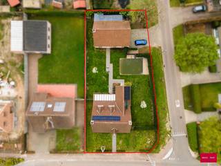 Op zoek naar een ruime, instapklare én energiezuinige woning in Turnhout mét extra mogelijkheden voor werk of opslag? Deze prachtig gerenoveerde woning aan de Tielendijk 125 combineert comfort, ruimte en moderne technieken met een praktisch en ruim bijgebouw.

Ruimte en indeling:
Deze sfeervolle woning beschikt over 4 volwaardige slaapkamers, waarvan één op het gelijkvloers en momenteel in gebruik als praktijkruimte, met de mogelijkheid om een 5e slaapkamer te creëren. Ideaal voor grote gezinnen, thuiswerk of hobbyruimtes.
De lichtrijke leefruimte vormt samen met de ruime volledig geïnstalleerde keuken het hart van de woning. Dankzij de grondige renovatie geniet u hier van hedendaags wooncomfort zonder zorgen.

Technisch en energiezuinig sterk uitgerust:
Zonnepanelen met thuisbatterij
Zonnecollectoren
CV-haard
Snellader voor elektrische wagen
Regenwatervijver met recuperatiesysteem ca.30.000 L.
met aansluiting op toiletten, wasmachine.
Automatische sproei-installatie voor de tuin

Bovendien werden alle sanitaire leidingen volledig vernieuwd tot aan de straat, inclusief in de tuin.

Extra troeven:
Volledig gerenoveerde woning
Kruipruimte onder de volledige woning
Duurzame en toekomstgerichte investeringen
Flexibele indeling met uitbreidingsmogelijkheden
Ruim bijgebouw met zolder met ca.165 m² gebruiksoppervlakte:
Ideaal voor zelfstandige activiteit en perfect als atelier, werkplaats of opslagruimte

Ligging:
Gelegen op een zeer gunstige locatie in de groene rand van Turnhout, met vlotte verbindingen naar E-34 alsook naar Kasterlee-Geel E-313.

Kortom:
Een uitzonderlijke eigendom die wonen en werken perfect combineert, met veel ruimte, moderne technieken en een sterke focus op energiezuinigheid.

Interesse?
Contacteer ons vandaag nog voor een bezoek en ontdek zelf de vele mogelijkheden van deze unieke woning!
Vermelde afmetingen en oppervlaktes zijn indicatief. 