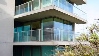 Te koop: modern appartement met open zicht in Sint-André (Oostduinkerke) – Rietveld Projects
<p> </p>

<p>In het charmante Sint-André te Oostduinkerke bevindt zich dit modern appartement van Rietveld Projects in de stijlvolle Residentie Verner Panton (bouwjaar 2013). Met een bewoonbare oppervlakte van 83 m² biedt het een lichtrijke leefruimte die naadloos overgaat in een zonnig terras van 23 m². De volledig ingerichte keuken is uitgerust met kwalitatieve Miele-toestellen en vormt samen met de aanwezige domotica de perfecte combinatie van comfort en hedendaagse luxe. Dit instapklare appartement is ideaal als vaste woonst, tweede verblijf of investering, met bovendien de mogelijkheid tot aankoop van een gesloten garagebox in de residentie.</p>

<p> </p>

<p>Belangrijkste ruimtes:<br />• Lichte living met grote ramen en toegang tot het terras<br />• Moderne keuken met praktische indeling<br />• Twee slaapkamers, ideaal voor gezin of gasten<br />• Badkamer met douche en wastafel<br />• Apart toilet<br />• Terras met vrij zicht</p>

<p> </p>

<p>Troeven:<br />• Gelegen in de felbegeerde regio Sint-André<br />• Energiezuinig dankzij EPC-label B<br />• Vrij zicht vanuit het terras</p>

<p> </p>

<p>Neem vandaag nog contact op met uw ERA-makelaar voor een bezoek.</p>

<p> </p>

<p>JOUW DROOMAPPARTEMENT. ZO GEVONDEN!</p>