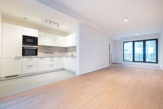 <p>Ontdek dit indrukwekkende 2-slaapkamerappartement op het gelijkvloers in het UNIQ vastgoedproject! Met een royaal oppervlakte van 104m² biedt dit appartement ruimte en comfort. De twee grote slaapkamers en twee badkamers maken het ideaal voor gezinnen of wie op zoek is naar extra ruimte. De aparte keuken en het terras van 7m² voegen extra charme en functionaliteit toe aan deze prachtige woning. Gelegen aan de Quai au Foin, geniet u van een levendige buurt en alle voorzieningen binnen handbereik. Verkoop onderhevig aan registratierechten op de grond (12,5%) en BTW op de bouw (mogelijk 6% onder voorwaarden). Mis deze kans niet! Mis deze unieke kans niet! Neem vandaag nog contact met ons op voor meer informatie en een bezichtiging.</p>