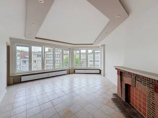 <p><strong>Plan je afspraak in via www.living-stone.be</strong></p><p>Dit appartement gelegen op de 3e verdieping in een klein gebouw (zonder lift) beschikt over een inkomhal, woonkamer, keuken, 2 slaapkamers, badkamer, aparte toilet en een kleine berging.<br />Tevens beschikt het appartement over een privatieve kelder en een garage voor één kleine wagen.</p><p>EPC 245 (klasse E).</p><p>Gelegen in een rustige straat met eenrichtingsverkeer, op wandelafstand van openbaar vervoer en scholen.</p><p><strong>Onmiddelijk beschikbaar.</strong> Maandelijkste lasten van<strong> € 165</strong> voorschot voor water en verwarming.</p>