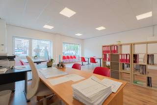 Ce spacieux bien, prêt à l’emploi, est actuellement aménagé en bureau, mais offre de nombreuses possibilités pour différents types d’activités...