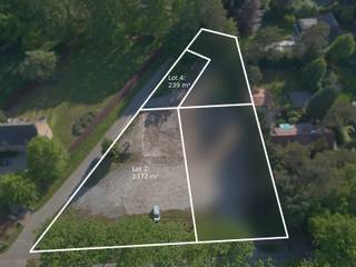 <p>Prachtig stuk bouwgrond (Betreffende lot 2 en 4 van totaal: 1.611m²) voor een <strong>open bebouwing</strong> in een groene omgeving nabij het centrum van Halle.<br /><br /><strong>Bijzonderheden:</strong><br />- Bouwrijp, alle nutsvoorzieningen werden reeds aangelegd en betaald;<br />- Grondafstand voor verkaveling werd reeds betaald;<br />- Het perceel heeft een breedte langs de voorzijde van 43m en een diepte van +-75m;<br />- Van de zijdelingse perceelsgrenzen moet er 5 meter en 6 meter (tuinzone) afstand gehouden worden;<br />- De maximale bouwdiepte bedraagt 17 meter;<br />- De maximale bouwbreedte bedraagt 25,95 meter;<br />- Voorgevel bouwlijn: 8 meter vanaf rooilijn;<br />- Kroonlijsthoogte 6,5 meter en nokhoogte maximaal 11 meter;<br />- <u>Maximaal bebouwbare grondoppervlakte van 250m²</u>;<br />- Bijgebouwen tot 40m² binnen de zone bijgebouwen;<br /><br /><strong>Contacteer Dewilde Vastgoed voor meer informatie en verdere bouwvoorschriften.</strong></p>