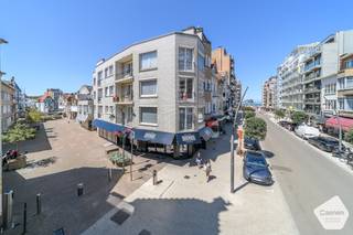 <p>Bent u op zoek naar een ruim appartement op een absolute topligging? Dan is dit verzorgde 3-slaapkamerappartement precies wat u zoekt.<br /><br />Gelegen op de<strong> hoek van de Zeelaan en de Bonzellaan</strong>, aan de rand van de charmante Dumontwijk en midden in het bruisende commerciële centrum van De Panne, geniet u van alle winkels, horecazaken en voorzieningen binnen handbereik. Bovendien bevindt het strand zich op slechts een korte wandelafstand.<br /><br />De royale leefruimte met haar charmante schouw vormt het warme hart van het appartement en biedt alle ruimte voor een gezellige zit- en eethoek. De geïnstalleerde keuken sluit aan op een gezellig <strong>zuidgericht zonneterras</strong>, waar u heerlijk kunt genieten van de zon.<br /><br />Verder beschikt het appartement over <strong>drie volwaardige slaapkamers</strong>, een praktische berging met wasruimte en technische voorzieningen, een apart gastentoilet en een private kelderberging.<br /><br />Ook op het vlak van comfort scoort deze eigendom uitstekend. Het gebouw is voorzien van<strong> een lift </strong>en het appartement beschikt over een <strong>energiezuinig EPC-label C</strong>.<br /><br />Dankzij de uitstekende ligging, de royale leefruimtes en de praktische indeling is dit appartement uitermate geschikt als <strong>comfortabele vaste woonplaats, tweede verblijf aan zee of interessante investering met een aantrekkelijk verhuurpotentieel.</strong><br /><br /><strong>Troeven:</strong></p>

<ul>
	<li>Topligging in de winkelstraat, op wandelafstand van het strand</li>
	<li>Drie volwaardige slaapkamers</li>
	<li>Royale leefruimte met charmante schouw</li>
	<li>Geïnstalleerde keuken</li>
	<li>Gezellig zuidgericht terras</li>
	<li>Ruime berging met wasruimte</li>
	<li>Apart gastentoilet</li>
	<li>Private kelderberging</li>
	<li>Lift aanwezig</li>
	<li>Energiezuinig (EPC C)</li>
</ul>

<p>Een unieke opportuniteit voor wie ruim en centraal wil wonen aan de Belgische kust.</p>