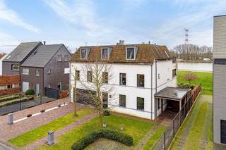 <p><span>Een unieke nog nooit geziene duplex met een adembenemend uitzicht op het Albertkanaal</span><span>!<br /><br /></span></p><p><span>Gelegen in een serene buurt, nabij de kerk van Massenhoven en op 5 min van het bruisende centrum van Zandhoven, bevindt zich dit uitzonderlijk vastgoed. <br />Dit heeft nog geen naam! Een waar juweel, compleet met een garage, carport en een uitgestrekte kelderverdieping, klaar om al je creatieve impulsen tot leven te brengen. <br />Maar laten we bij het begin beginnen!</span></p><p><span> </span></p><p><span>Gelijkvloers:</span></p><p><span>Bij aankomst kun je je voertuig parkeren in de garage met een geautomatiseerde poort, of in de carport aan de achterzijde. <br />De inkomdeur is langs de zijkant. <br />Vanuit de garage kom je in de inkomhal en die leidt je met de lift en/of trap naar de eerste verdieping.</span></p><p><span> </span></p><p><span>Verdieping:</span></p><p><span>Op de eerste verdieping bevindt zich een gastentoilet en een ruime op maat gemaakte vestiairekast in eikenhout. </span></p><p><span>Een smeedijzeren deur leidt naar het hart van deze woning, de fantastische leefkeuken (ca 36m²) op natuurstenen vloer waar je uren in kan kokkerellen en gezellig keuvelen. <br />De eikenhouten keuken is voorzien van alle confort, een dubbele spoelbak, inductiekookplaat, vaatwasser en veel opbergruimte, met aansluitend een handige bijkeuken (ca 10m²) met een combi-oven, stoom/oven, extra spoelbak, koelkast/diepvries en nog meer bergruimte. <br />Vanuit de keuken stap je het overdekte terras op, met warmtebrander voor de koudere dagen, en met een prachtig uitzicht op het kanaal! <br />Heerlijk om hier ’s morgens je koffietje te drinken. <br /><br />Aan de </span><span>voorzijde van het pand bevindt zich een bijzonder knusse woonkamer van wel 42m², verdeeld in een televisiehoek met een gashaard en een kantoorruimte, die toegang biedt tot de hal via een prachtige smeedijzeren deur.</span><span><br />Aan de kanaalzijde is er nog een zithoek met uitzicht op de voorbij varende boten en met een ingebouwde dranken kast (circa 27m²). <br />Hier vind je ook een trap naar de tweede verdieping, maar als je de voorkeur geeft aan de lift, is dat ook mogelijk, dan loop je even de hoek om.</span></p><p><span> </span></p><p><span>Tweede verdiep: <br /></span><span>Op de tweede verdieping bevinden zich de slaapvertrekken. <br />De unieke hoofdslaapkamer (ca 21m²) biedt toegang tot een open zonneterras met luifel van maar liefst 24m², met een prachtig panoramisch uitzicht op het kanaal en de omgeving. <br />De master heeft een eigen badkamer met een ruime douche, een verzonken bad en een wastafel (ca 11m²), een giga dressing (ca 18m²) en een grote wasruimte (ca 14m²) met een spoelbak, ingebouwde kasten en aansluitingen voor een wasmachine en droger. Vanuit de wasruimte heb je ook toegang tot het terras. <br />Daarnaast zijn er nog twee slaapkamers van respectievelijk 18m² en 22m², beide voorzien van parketvloeren, waarbij de achterste kamer ook toegang heeft tot het terras. <br />In de nachthal is er nog een gastentoilet en ingebouwde kasten.</span><span><br /><br /></span></p><p><span>Kelderverdieping:</span></p><p><span>Een extra troef van deze woning is de kelderverdieping, waar al je stoutste dromen werkelijkheid kunnen worden. Of je nu wilt knutselen, pottenbakken, fitnessen, een mancave wilt creëren, of een speelruimte wilt inrichten, hier kan het allemaal. <br />De wijnkelder is alvast voorzien.</span><span><br /><br /></span></p><p><span>Terrassen:</span></p><p><span>De woning beschikt over twee ruime terrassen van 24m², één bij de keuken en één bovenaan bij de twee slaapkamers. <br />De volledig aangelegde voortuin met oprit en achterom naar de carport met berging biedt een uitnodigende entree. <br />Een poort achteraan geeft directe toegang tot het kanaal, ideaal voor ontspannen wandelingen.</span></p><p><span>Bijzonderheden:<br />- Rustig in een rustige omgeving <br />- Instapklaar en luxueus afgewerkt <br />- 364m² bewoonbare opp + garage + carport + kelder van 182m²<br />- Laag energieverbruik (Lage EPC-waarde)!<br />- Automatische sunscreens aan kanaalkant <br />- Overal voorzien van vliegenramen <br />- Vloerverwarming in alle ruimtes<br />- Airconditioning in alle vertrekken.</span></p><p><span>Wil je meer van deze prachtige woning zien? Bekijk onze 360° tour: <span>https://360.zibber.eu/share/collection/7c5By?logo=0&info=0&fs=1&vr=1&sd=1&initload=0&thumbs=1</span></span><span><br />Voor bouwplannen kan je contact opnemen met ons kantoor. </span></p><p><span>Informatieplicht: Vergunning uitgereikt – woongebied – geen rechtelijke herstelmaatregel of bestuurlijke maatregel opgelegd – geen voorkooprecht – verkavelingsvergunning – klim aanwezig – niet overstromingsgevoelig P-score D & G-score C – EPC 87,82kWh/m² - EK conform - asbest nvt</span></p><p><span> </span></p><p><span> </span></p><p><span> </span></p><p><span> </span></p>