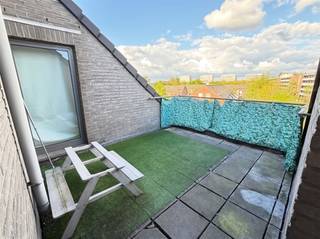 <p>Dit lichtrijke appartement biedt een ruime leefruimte met aansluitend een ingerichte open keuken. </p><p>Verder beschikt het appartement over twee volwaardige slaapkamers en een badkamer uitgerust met een lavabomeubel en een combinatie ligbad/douche.</p><p>Extra troeven zijn de handige berging, het apart toilet, een zonnig terras en een gemeenschappelijke fietsenberging.</p><p>De ligging is bijzonder praktisch, met vlotte verbindingen en voorzieningen op wandelafstand.</p><p><strong>3 sterke troeven:</strong></p><ul><li>Lichtrijke leefruimte met open keuken</li><li>Zonnig terras en extra bergruimte</li><li>Centrale ligging nabij winkels en verbindingswegen</li><li>lift naar de derde verdieping</li></ul><p>Gelegen vlakbij een bakker, beenhouwer en een shoppingcenter.</p><p><strong>Interesse?</strong><br />Bel snel: 03/778.19.63</p>