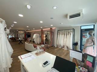 Zeer ruim, modern en uitstekend verlicht handelspand. Centraal gelegen en zeer goed bereikbaar aan de kleine ring van Hasselt.Ideaal voor...