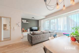 Dit moderne appartement bevindt zich op de tweede verdieping van een kleine residentie te Bredene-Duinen, op wandelafstand van het strand, winkels en supermarkten, gezellige restaurants en bus- en tramhaltes.<br />Het appartement werd enkele jaren geleden volledig gerenoveerd en is ingedeeld als volgt:<br />inkomhal, lichtrijke woonkamer met open keuken, badkamer met lavabomeubel, toilet en douche, 2 slaapkamers waarvan één met toegang tot het balkon en ruime berging met aansluiting voor wasmachine en plaats voor droogkast.<br />De elektrische installatie is conform & het appartement is asbestvrij!<br />Een extra troef zijn de twee gemeenschappelijke parkeerplaatsen voor het gebouw, die vrij ter beschikking staan van de mede-eigenaars. In de praktijk is er vrijwel altijd een parkeerplaats beschikbaar.<br />Het dak van de residentie werd twee jaar geleden volledig vernieuwd. Bovendien zijn de syndicuskosten zeer laag , mede doordat er geen lift is (+/- € 250 op jaarbasis).<br />Dankzij de doordachte indeling en de verzorgde afwerking is dit appartement de ideale keuze als vaste woonst, tweede verblijf of waardevaste investering!