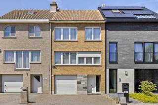 Op zoek naar een ruime woning met karakter, gelegen in een rustige straat en toch vlakbij alle voorzieningen? Deze op te frissen woning in het...