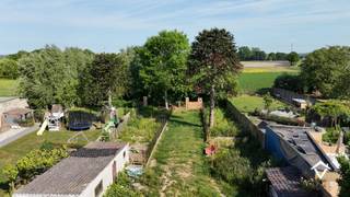 Deze woning is gelegen op een royaal perceel van 1126 m², met een straatbreedte van 14 meter. Het perceel is volledig bouwgrond, wat verschillende ontwikkelingsmogelijkheden biedt.<br /><br />Renovatie of nieuwbouw?<br />Deze eigendom leent zich perfect voor een grondige renovatie, maar biedt evengoed potentieel voor het bouwen van een volledig nieuwe woning.<br /><br />Interesse?<br />Wenst u meer informatie of plant u graag een bezoek? Contacteer ons gerust.