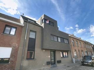 Dans le Diksmuidseweg à Boezinge, nous trouvons cet appartement lumineux et économe en énergie. Dans le village même, vous trouverez une friterie, des cafés et un Spar. Ypres est à environ 7 km. Vous pouvez toujours vous garer dans la rue, juste en face de la maison. L'appartement lui-même est situé au deuxième étage, au dernier étage, et est accessible par ascenseur.<br /><br />Disposition :<br /><br />* Étage +2 :<br />- hall d'entrée<br />- toilettes séparées<br />- espace de vie lumineux avec climatisation<br />- cuisine semi-ouverte équipée d'un évier double, d'un lave-vaisselle, d'une plaque vitrocéramique avec hotte, d'un réfrigérateur et d'un four<br />- salle de rangement/buanderie attenante<br />- une terrasse orientée sud-ouest avec vue<br />- 2 chambres spacieuses<br />- salle de bain moderne avec douche à l'italienne, baignoire, toilettes et double vasque dans le mobilier<br /><br />=> Étiquette EPC B<br />=> Disponible immédiatement