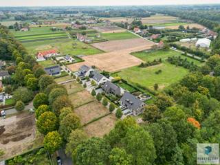 Nieuw project bestaande uit 3 woningen.De woning omvat een ruime inkomhal met apart toilet en toegang tot de eerste verdieping. Hierna komt men in de...