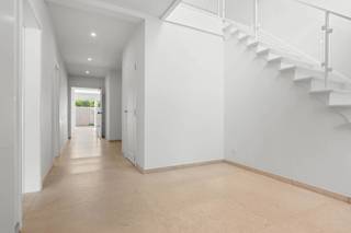<p>Deze prachtige gezinswoning is gelegen in hartje Lebbeke, op wandelafstand van winkels, scholen en openbaar vervoer. Indeling: een ruime inkomhal met gastentoilet en vestiaire, een eerste kamer die kan worden ingericht naar wens (bureau/slaapkamer/…), een volledig geïnstalleerde keuken met aansluitend een praktische kelder. Verder is er een lichtrijke leefruimte en terras, een praktische bergruimte met oa aansluiting wasmachine & droogkast en voldoende stockageplaats. Op de verdieping is er een nachthal, een luxebadkamer met ligbad, inloopdouche, dubbele wastafel en toilet en zijn er 3 slaapkamers. Op de tweede verdieping is er een technische ruimte en een 4<sup>e</sup> slaapkamer. Bij deze gezinswoning is ook een dubbele garage inbegrepen in de huurprijs. TROEVEN: gezinswoning afgewerkt met hoogwaardige materialen, centraal gelegen, dubbele garage inbegrepen in huurprijs, onmiddellijk beschikbaar. Bezoek enkel mogelijk na afspraak met Charlotte van IMMO TROEF: info@immotroef.be</p>