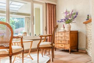<p>Welkom in <strong>Della Faillestraat 23 te Brasschaat!</strong><br /><br />In een <strong>rustige straat </strong>ontdek je deze <strong>ruime gezinswoning </strong>met <strong>diepe tuin, multifunctionele ruimtes, doorlopende oprit en dubbele garage</strong>.<br />Een woning met karakter en vooral heel wat potentieel om volledig naar eigen smaak te moderniseren.<br /><br /><strong>Op het gelijkvloers </strong>bevinden zich een lichtrijke <strong>leefruimte met eetkamer en leeshoek, een keuken met aansluitende veranda</strong>, <strong>badkamer</strong> en een extra kamer die perfect dienst kan doen <strong>als slaapkamer, bureau of praktijkruimte.</strong><br />Daarnaast is er een ruime <strong>berging/atelier </strong>met afzonderlijke toegang.<br /><br />Boven bevinden zich <strong>2 slaapkamers,</strong> een <strong>technische/hobbyruimte</strong> en <strong>2 zolderruimtes </strong>met extra mogelijkheden.<br />Ook de <strong>droge kelder</strong> zorgt voor bijkomende bergruimte.<br /><br />Buiten geniet je van een diepe groene tuin en een lange oprit naar de dubbele garage achteraan.<br />Twee extra bergingen maken het geheel bijzonder praktisch.<br /><br /><u><strong>Technisch:</strong></u><br />EPC: 571 kWh/m²jaar – label F<br />Renovatieverplichting van toepassing<br />G-score: A | P-score: A<br />Vg – Wg – Gmo – Gvv – Gvkr<br /><br />Een woning voor wie ruimte zoekt én zin heeft om er een eigen thuis van te maken.<br />Benieuwd naar de mogelijkheden? Kom ze zelf ontdekken. Maak je afspraak via 03 369 70 33 of 0465 00 38 27.</p>