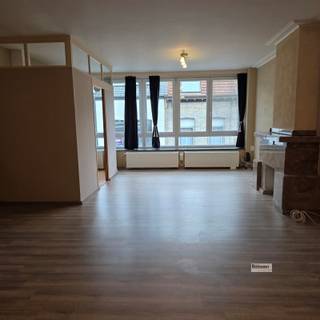 Dit leuk appartement is gelegen in een klein gebouw op de 2de verdieping met 1 slaapkamer en terras aan de slaapkamer. Geen lift. Nabij...