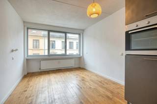De studio heeft een bewoonbare oppervlakte van 32 m² en de badkamer en keuken werden recent nog gerenoveerd. Het appartement zelf is gelegen op de tweede verdieping van een kleinschalig gebouw in een heel aangename buurt.<br /><br />Indeling <br />- inkomhal<br />- leef- en slaapruimte<br />- open keuken<br />- badkamer met douche, lavabo en toilet<br /><br />Troeven:<br />- EPC label B<br />- absolute toplocatie<br />- badkamer en keuken werden recent gerenoveerd<br /><br />De studio wordt verkocht voor een vraagprijs van 149.000 euro. <br />Voor een afspraak of meer info: 03/206.76.76 of sophie.schelpe@dewaele.com. <br /><br />Had u graag uw eigen eigendom te koop aangeboden contacteer ons dan voor een vrijblijvende schatting, telefonisch op het nummer 03/206.76.76 of per mail naar antwerpen@dewaele.com. <br />Ook voor alle andere vragen omtrent vastgoed kan u steeds bij ons kantoor te Antwerpen terecht!<br /><br />Bestuursmaatregelen in het maatregelenregister: nee