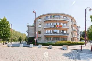 Ontdek dit mooi onderhouden en lichtrijke appartement van 101 m² met een aangename en praktische indeling. Via de inkomhal komt u terecht in de ruime woon- en eetkamer, waar de grote raampartijen voor veel natuurlijke lichtinval en een aangename sfeer zorgen. Verder beschikt het appartement over een afzonderlijke ingerichte keuken, een praktische berging, twee volwaardige slaapkamers, een badkamer en een apart toilet. Een mooie extra troef is het terras van 4.5 m², ideaal om in alle rust van het buitenleven te genieten. Het appartement is verzorgd en mooi onderhouden en biedt dankzij zijn royale oppervlakte een uitstekend wooncomfort. De ligging in Sint-Agatha-Berchem is bijzonder praktisch, met winkels, openbaar vervoer en dagelijkse voorzieningen op wandelafstand, evenals een vlotte verbinding naar het centrum van Brussel en de belangrijkste invalswegen. Een ideale woonst voor wie op zoek is naar ruimte, veel lichtinval, comfort en een ruim terras. De aankoop van een staanplaats aan € 12.500 is verplicht en komt bovenop de verkoopprijs van het appartement. Neem gerust contact met ons op voor meer informatie of om een bezoek in te plannen.