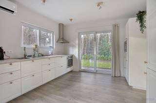 <strong>Vakantieverblijf op een perceel van 31a te koop in Tessenderlo</strong><br /><br />Op het Marterpad, in de Schoterse bossen van Tessenderlo, vinden we dit prachtig gerenoveerde chalet. De chalet is gelegen op fietsafstand van het centrum van Tessenderlo met al haar winkels, supermarkten, scholen, horeca en openbaar vervoer. De op- en afrit van de E313 bevindt zich op slechts 10 minuutjes rijden. <br /><br />We komen binnen in de chalet in de lichtrijke leefruimte met open keuken (33,64m²). Dankzij de grote raampartijen komt er veel natuurlijke lichtinval in deze ruimte. De keuken is voorzien van een kookvuur (inductie) met dampkap, een oven, een microgolf, een koelkast en diepvries.<br /><br />Naast de leefruimte bevindt zich een berging, met aansluiting voor wasmachine en droogkast, en de badkamer. De badkamer is voorzien van een douche, een lavabo en een toilet. Verder zijn er ook twee slaapkamers (7,50m² en 9,72m²).<br /><br />De verwarming gebeurt via airconditioning met een warmtepomp (2025). Het de ramen zijn voorzien van HR-beglazing (PVC) en het dak, de muren en de vloeren zijn geïsoleerd. De berekende energiescore bedraagt 198 kWh/(m²jaar) wat resulteert in een energielabel B.<br /><br />De chalet is gelegen op een prachtig perceel van 31 are, ideaal voor mensen die opzoek zijn naar rust en natuur maar met een vlotte bereikbaarheid naar het centrum. Het perceel is volledig omheind en voorzien van twee toegangspoorten.<br /><br />Geen domicilie mogelijk.<br /><br />Spreekt deze leuke chalet jullie aan? Contacteer ons via info@bosmanvastgoed.be voor meer info of een bezoek ter plaatse. Wij helpen jullie graag verder!