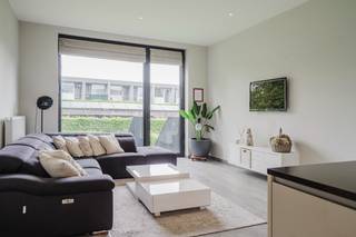 Dit <strong>unieke en instapklare loftappartement</strong>, gelegen in <strong>residentie Seymour Park</strong>, combineert de <strong>ruimtelijkheid </strong>en <strong>uitstraling van een woning</strong> <strong>met </strong>het <strong>comfort van een appartement</strong>. De <strong>bijzondere indeling</strong> over <strong>twee niveaus</strong> zorgt voor een <strong>aangename woonbeleving</strong> en een <strong>optimaal ruimtegevoel</strong>. De <strong>residentie </strong>is bovendien <strong>volledig afgesloten</strong> en toegankelijk via een <strong>automatische toegangspoort</strong>.<br /><br />De <strong>leefruimte </strong>en de <strong>volledig uitgeruste open keuken</strong> bevinden zich op het <strong>bovenste niveau</strong>. De <strong>open indeling</strong>, <strong>de plafondhoogtes</strong> en <strong>grote raampartijen</strong> <strong>versterken </strong>het karakteristieke <strong>loftgevoel </strong>en zorgen voor veel <strong>lichtinval</strong>. <strong>Vanuit de leefruimte</strong> is er enerzijds <strong>toegang tot</strong> het <strong>terras van 17 m²</strong> en <strong>anderzijds tot</strong> de <strong>privatieve tuin van 37 m².</strong><br /><br />Op het <strong>onderste niveau</strong> bevinden zich <strong>drie volwaardige slaapkamers</strong>, een <strong>afzonderlijke douchekamer</strong>, een <strong>ruime berging met wasplaats, een gastentoilet</strong> en een <strong>badkamer </strong>uitgerust <strong>met een ligbad</strong>, <strong>dubbele wastafel en toilet</strong>. Dankzij de <strong>aanwezige raampartijen</strong> genieten ook deze ruimtes van <strong>natuurlijk daglicht</strong>. De <strong>gedeeltelijke ligging onder het maaiveld</strong> biedt bovendien een <strong>aangenaam en stabiel binnenklimaat</strong>, wat <strong>tijdens de warmere zomermaanden</strong>, alsook tijdens de <strong>koude wintermaanden</strong> een <strong>bijkomende troef</strong> vormt.<br /><br /><strong>Beide verdiepingen</strong> zijn zowel bereikbaar via de <strong>interne trap</strong> <strong>alsook </strong>met de <strong>lift</strong>, wat bijdraagt aan het <strong>gebruikscomfort en </strong>de <strong>toegankelijkheid van het appartement</strong>.<br />Daarnaast beschikt de residentie over een <strong>gemeenschappelijke fietsenberging</strong>, een verwarmd <strong>gemeenschappelijk zwembad</strong> en een <strong>piekfijne verzorgde gemeenschappelijke tuin</strong>.<br />De <strong>aankoop van een autostaanplaats onder de carport</strong> is <strong>gekoppeld aan</strong> de <strong>verkoop </strong>van de <strong>loft </strong>en <strong>bedraagt € 15.000</strong> (KI: € 40).<br />Daarnaast bestaat de <strong>mogelijkheid tot aankoop</strong> van een <strong>garagebox</strong>, gelegen op <strong>ongeveer 100 meter van de residentie</strong>.<br /><br /><strong>Kortom</strong>, een <strong>bijzonder woonaanbod</strong> voor wie op zoek is naar een <strong>eigendom met een eigen karakter</strong>, waar de <strong>ruimtelijkheid en het wooncomfort</strong> van een woning worden <strong>gecombineerd met</strong> de <strong>praktische voordelen</strong> <strong>van een appartement</strong>.<br /><br />Interesse? Contacteer:<br />Matthis: +32 477 804 350 - <u><strong>matthis@dekeyser.immo</strong></u><br />Leopold: +32 499 618 354 -<u><strong> leopold@dekeyser.immo</strong></u>
