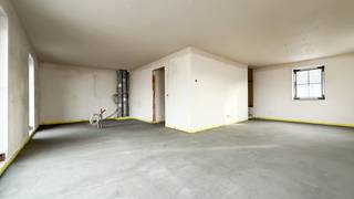 Appartement 1.1 is het linker-duplex-appartement en heeft op het gelijkvloers (inpandige garage) + 1ste en 2de verdiep een bewoonbare oppervlakte van 136m² + 26 m² (garage+ trap).<br />Ook dit appartement heeft een privatieve inkom: via de voordeur bereikt men de trappenhal met rechts de inpandige garage om zo naar het woongedeelte te gaan.<br />Het appartement wordt casco+ afgeleverd waardoor je als koper op dit moment jouw keuken, vloer, badkamer en binnendeuren zelf kan kiezen!<br /><br /><br />Het appartement heeft een ruim terras (17m²) waar men geniet van de namiddag en avondzon; heerlijk… <br /><br /><br />Op de eerste verdieping heeft men een ruime berging, gastentoilet en vervolgens een zeer aangename leefruimte met open keuken. Van hieruit loopt men ’s avonds in alle stilte het terras op om te genieten van de voorbije dag. Op de 2de verdieping bevinden er zich 2 slaapkamers en de badkamer.<br /><br /><br />Het Project bestaat uit 4 appartement : 2 gelijkvloerse en 2 duplexen.<br />Project Garenstraat is een energiezuinig project waar men de nadruk legt op comfort! Hier wonen betekent anders wonen; een kleinschalige blok waar iedereen geniet van een eigen privatieve inkom en prachtige buitenruimtes! <br /><br /><br />Het Project is gelegen in een rustige straat met enkel bestemmingsverkeer en waar men anderzijds toch vlakbij het centrum van Heusden woont.<br />Elk van de appartementen heeft voldoende parkeergelegenheid : de gelijkvloerse met een carport en extra parking; de duplexen met een inpandige garage en extra parking.<br />De warme architectuur en het voorzien van de laatste nieuwe technische voorzieningen geven zowel vanbuiten als binnenshuis warmte aan deze gezellige residentie!<br /><br /><br />Pluspunten<br />- zalige ligging = rust en toch overal dichtbij<br />- casco+ afgeleverd <br />- elk appartement heeft een eigen inkom<br />- voldoende parkeergelegenheid : carport of inpandige garage<br />- quasi energie-neutraal!<br />- verwarming met warmtepomp en koeling!<br />- eigen zonnepanelen<br />- eigen energiebochten<br />- ventilatiesysteem D<br />- aluminium ramen<br />- gelijkvloers : terras + tuin + tuinberging<br />- privacy<br />- vlakbij natuur en bossen<br />- vlakbij de winkelstraat van Heusden-Centrum<br />- goede verbinding naar de autosnelweg<br />- zien = kopen!<br /><br /><br />Voor een afspraak of meer info, bel ons op 078/78.78.70, of kom gewoon binnen op ons kantoor. Steeds welkom!