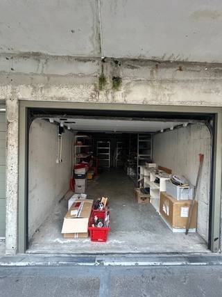 Zeer ruime garagebox gelegen op de Leopoldlaan op het gelijkvloers. Gelegen centraal in het centrum van Knokke. Vlot toegankelijk en kan dienen voor een ruime wagen te parkeren. <br />Garagepoort is elektrisch te bedienen. <br />Mocht deze garage uw interesse opwekken, aarzel dan niet om contact op te nemen! <br />Bezoek enkel op afspraak. <br />Ref: G1024.