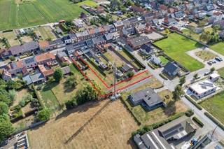 In het hart van het landelijke Proven vindt u in de Obterrestraat 42 deze te renoveren rijwoning.De woning zelf beschikt over een klassieke...