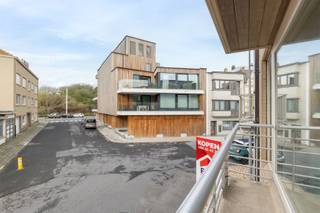 <strong>Wenduine: Verzorgd appartement te koop met 2 slaapkamers in het centrum van Wenduine. </strong><br /><br />Ontdek dit instapklare appartement gelegen in de Schuttersstraat 4 te Wenduine, in een kleinschalige en verzorgde residentie. Dankzij de uitstekende ligging bevindt u zich op wandelafstand van het strand, de winkels, het openbaar vervoer en alle faciliteiten die deze charmante badplaats te bieden heeft.<br /><br /><strong>Indeling: </strong><br />Inkomhal met apart toilet, lichtrijke leefruimte met toegang tot het terras, volledig geïnstalleerde open keuken, badkamer met douche en dubbele lavabo, 2 volwaardige slaapkamers, private kelderberging. <br /><br /><strong>Troeven: </strong>
<ul><li>Instapklaar en zeer goed onderhouden.</li><li>Centrale ligging nabij zee, winkels en openbaar vervoer.</li><li>Kleine, rustige residentie met lage gemeenschappelijke kosten.</li><li>Ideaal voor eigen gebruik of als investering.</li><li>Gunstig EPC-label: A.</li></ul>
<strong>Dit appartement wordt aangeboden met onze ERA Comfort Garantie. </strong><br /><br />Meer informatie? Contacteer Ayita op 0496 13 43 12.