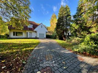 In het verlengde van het centrum van Kontich komen we aan een zijstraat van de Antwerpsesteenweg aan de Altenastraat… zalig gelegen met...