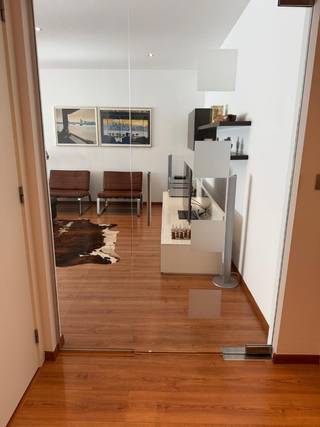 Ruim en instapklaar 3-slaapkamerappartement van 116 m² met twee terrassen (16 m²) en een garagebox in rustige doodlopende straat te Brasschaat, op slechts 500 m van wandelbos De Inslag. Een tweede garagebox in hetzelfde garagecomplex is verkrijgbaar voor € 37.000.
Indeling
Via de inkomhal bereikt u de ruime en lichtrijke leefruimte, die aansluit op het zuidwestgerichte terras waar u volop kunt genieten van de namiddag- en avondzon.
De volledig ingerichte keuken beschikt over een inductiekookplaat (AEG), heteluchtoven (Miele), microgolfoven (Miele), afwasmachine (Miele) en een granieten werkblad.
Aansluitend bevindt zich een praktische berging.
Aan de achterzijde van het appartement bevinden zich de drie slaapkamers: 16,9 m² + 9,6 m² + 7,2 m²
Vanuit alle slaapkamers heeft u toegang tot het noordoostgerichte terras, waar u 's morgens van de eerste zonnestralen kunt genieten.
De badkamer werd in 2022 volledig vernieuwd en beschikt over zowel een ligbad als douche. Ook het aparte toilet werd datzelfde jaar volledig vernieuwd. Bij de renovatie werd gekozen voor duurzame kwaliteitsmaterialen: Starck designkranen, Atlas Concorde wand- en vloertegels, Detremmerie badkamermeubel en een extra infraroodverwarming.
Het volledige appartement is afgewerkt met een stijlvolle parketvloer, wat zorgt voor een warme en tijdloze uitstraling.
Comfort en uitrusting
EPC-label A
HR-condensatieketel Viessmann (2022)
Aluminium ramen
Vliegenramen aan alle ramen
Elektrische screens en zonnetent aan de voorzijde
Rolluiken aan de achterzijde
Gepantserde inkomdeur
Alarmsysteem
Lift in het gebouw
Garage
In de vraagprijs is een afgesloten garagebox met automatische poort inbegrepen. Er bestaat bovendien de mogelijkheid om een tweede afgesloten garagebox aan te kopen in hetzelfde garagecomplex voor € 37.000.