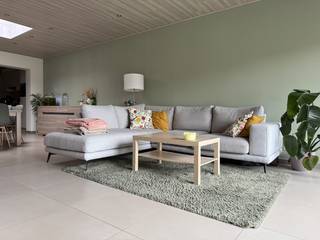 Bent u op zoek naar een instapklare woning?<br />Deze moderne en gerenoveerde rijwoning met gunstige EPC in Oordegem is ideaal voor starters of jonge gezinnen.<br /><br />U betreedt de woning via een lichtrijke inkomhal met gastentoilet en praktische berging. Aansluitend bevindt zich de volledig uitgeruste keuken met vaatwasser, combi-oven en inductiekookplaat. De keuken sluit naadloos aan op de eetplaats en de gezellige woonkamer.<br /><br />Via het schuifraam bereikt u de zonnige tuin met achteraan een ruim tuinhuis.<br /><br />Op de eerste verdieping bevinden zich een grote slaapkamer met zicht op de tuin en een badkamer uitgerust met ligbad, douche, dubbel lavabomeubel en tweede toilet.<br /><br />De tweede verdieping biedt ruimte voor twee extra slaapkamers.<br /><br />De woning ligt in het hart van Oordegem, zo goed als centraal tussen Gent en Aalst. De dichtstbijzijnde op- en afrit van de E40 bevindt zich op slechts 6,5 km. Op wandelafstand vindt u diverse lokale handelaars zoals een bakker, slager, frituur en supermarkt.<br /><br />De basisschool ligt bovendien op amper 100 meter van de woning, ideaal voor jonge gezinnen.<br /><br />Extra troeven:<br /><br />- EPC B (167 kWh/m2 jaar)<br /><br />- Vernieuwde CV-ketel (2 jaar oud)<br /><br />- Rustige ligging<br /><br />Interesse?<br />Maak dan een afspraak voor de bezoekdag op zaterdag 30/5/2026 via deze link: <br />https://calendly.com/gertbosschaert/bezoekdag-speurtstraat-22<br /><br />Contact: <br />gertbosschaert@hotmail.com<br /><br />Telefonisch: +32479888171