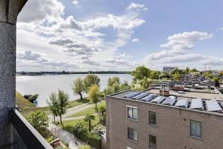 <p><span>Dit gezellig en lichtrijk appartement bevindt zich in de Galgenweellaan op de </span><span>vierde en bovenste verdieping</span><span> van een goed onderhouden gebouw. Dankzij de ligging aan de achterzijde van de residentie geniet je hier van een prachtig zicht op het </span><span>Galgenweel</span><span>. Linkeroever staat bekend om zijn groene omgeving, de nabijheid van de Schelde en de vele recreatiemogelijkheden. Tegelijkertijd zijn winkels, openbaar vervoer en belangrijke invalswegen binnen handbereik, met het stadscentrum van Antwerpen op een boogscheut.</span></p><p><span> </span></p><p><span>Het appartement heeft een oppervlakte van </span><span>ca. 50m²</span><span>, telt </span><span>één slaapkamer</span><span> en beschikt over een </span><span>autostaanplaats en berging</span><span>. </span></p><p><span> </span></p><p><span>Indeling:</span></p><p><span>-gelegen op de 4e verdieping</span></p><p><span>-inkomhal met ingemaakte kast</span></p><p><span>-apart toilet</span></p><p><span>-lichtrijke woonkamer met schuifraam en buitenruimte</span></p><p><span>-praktische keuken</span></p><p><span>-ruime slaapkamer</span></p><p><span>-badkamer met inloopdouche</span></p><p><span> </span></p><p><span>Algemeen gebouw:</span></p><p><span>-lift aanwezig</span></p><p><span>-rustige en groene omgeving</span></p><p><span>-goed onderhouden residentie</span></p><p><span> </span></p><p><span>Troeven</span></p><p><span>-zicht op het Galgenweel</span></p><p><span>-lichtrijk appartement</span></p><p><span>-berging en autostaanplaats verplicht bij aan te kopen aan 20.000 euro</span></p><p><span>-vlotte verbinding met centrum Antwerpen en invalswegen</span></p><p><span>-verhuurd aan €770 + €95 /maand</span></p><p><span> </span></p><p><span>Ben jij geïnteresseerd in dit appartement op Linkeroever, ben je op zoek naar ander vastgoed of wens je de waarde van jouw eigendom te kennen? Dan ben je bij BOLT immo aan het juiste adres! Wij helpen jou graag verder.</span></p>
