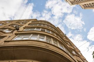 Bekijk alvast het gunstige EPC (B), conforme elektrische keuring, asbestinventaris, de videotour én het grondplan via de Wellimmo-site (documenten).<br /><br />Dit appartement bevindt zich in de befaamde Meirbuilding van architect Jos Baeyens, pal op het kruispunt van de Meir en de Huidevettersstraat, met zicht op de iconische Boerentoren, dé landmark van Antwerpen.<br /><br />Het appartement ademt de originele art-deco stijl en werd met zorg bewaard in zijn authentieke staat. De ruime leefruimte met prachtige natuurstenen schouw en originele visgraatparket zorgt voor een kararaktervol geheel. Dankzij de raampartijen met schitterend zicht en de royale plafondhoogte geniet u hier van veel licht en ruimte.<br /><br />De inkomhal met ingemaakte kasten geeft langs de rechterzijde toegang tot de keuken met aansluitend een inpandig terras van ca. 5 m², ideaal voor een aperitief of ochtendkoffie.<br /><br />Er zijn 2 volwaardige slaapkamers. De hoofdslaapkamer beschikt over een ensuite-badkamer met ligbad, wastafel en toilet. De 2de slaapkamer kan perfect dienstdoen als logeerkamer of bureau. Een 2de badkamer is voorzien van een douche, wastafel en toilet.<br /><br />Het appartement beschikt bovendien over dubbele beglazing en een privatieve kelderberging + fietsenberging.<br />De maandelijkse lasten bedragen 321€ incl verwarming, waterverbruik, syndicus, blokpolis, reservefonds, etc.<br /><br />Een authentiek en stijlvol appartement op toplocatie, voor wie houdt van wonen in het hart van de stad. Winkels, openbaar vervoer en parkeermogelijkheden liggen allemaal op wandelafstand.<br /><br />👉 Meer info of een bezoek: info@wellimmo.net of 03/225 00 68