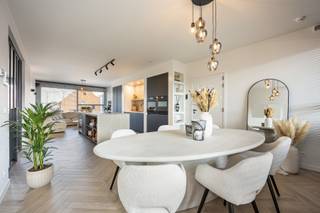 <p>Dit luxueuze appartement combineert een high-end afwerking met de nieuwste technieken en een uitzonderlijk wooncomfort. Dankzij de centrale ligging, de hoogwaardige materialen en de uitgebreide domotica- en beveiligingsvoorzieningen is dit een unieke woonkans voor wie op zoek is naar kwaliteit zonder compromissen. Bovendien geniet u van twee zonnige terrassen, een ruime garagebox en een 100% instapklaar interieur.</p>
<p><strong>1STE VERDIEPING<br /></strong><strong>Leefruimte </strong>met<strong> open keuken van 45m²</strong> op keramische tegels met visgraatmotief. De luxueuze keuken is uitgerust met AEG-toestellen, zijnde met een ingebouwde vaatwasser, koelkast, heteluchtoven, combi-oven, warmhoudlade, een opgedikt keramisch werkblad, Quooker kraan (bruisend en kokend water) en een wijnkoeler van Avintage. Via de leefruimte heeft u toegang tot <strong>2 terrassen </strong>van<strong> 13m² & 8m²</strong> beide op tegel, waarvan één terras overdekt is.<br /><strong>Wasplaats 5m² </strong>op tegel met uitgietbak en aansluiting voor wasmachine en droogkast.<br />Via een stijlvolle smeedijzeren deur heeft u toegang tot de <strong>nachthal </strong>van <strong>10m² </strong>met gastentoilet.<br /><strong>Hoofdslaapkamer 13m²</strong> op keramische tegel met visgraatmotief en rechtstreekse toegang tot het overdekt terras.<br />Op maat gemaakte <strong>dressing 7m²</strong> met verlichte kasten.<br /><strong>Badkamer 8m²</strong> op tegel uitgerust met inloop regendouche, dubbel lavabomeubel, toilet en verwarmde spiegels.<br /><strong>2de slaapkamer 10m²</strong> op keramische tegel met visgraatmotief.<br /><br /><strong>Garagebox 27m²</strong> met extra bergruimte.</p>
<p><strong>BIJZONDERHEDEN<br /></strong>Geothermische warmtepomp met vloerverwarming, 4 zonnepanelen, dubbele beglazing, geluidsisolerende ramen, vliegenhorren, veiligheidsdeur, alarm met sensoren, raam- en deurcontacten, camerabewaking, videofoon, lift, Sonos-geluidsinstallatie en ingebouwde spots.</p>
<p><strong>POSITIEVE PUNTEN<br /></strong>Centraal gelegen<br />High-end afwerking<br />Hyper geïnstalleerd<br />Zéér goed beveiligd<br />Volledig geschilderd<br />Op wandelafstand van winkels, scholen en openbaar vervoer</p>