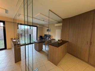 Uniek Kantoorgebouw met Ruim Appartement te Koop!Op zoek naar een veelzijdig kantoorgebouw met een ruim appartement? Dit pand combineert...