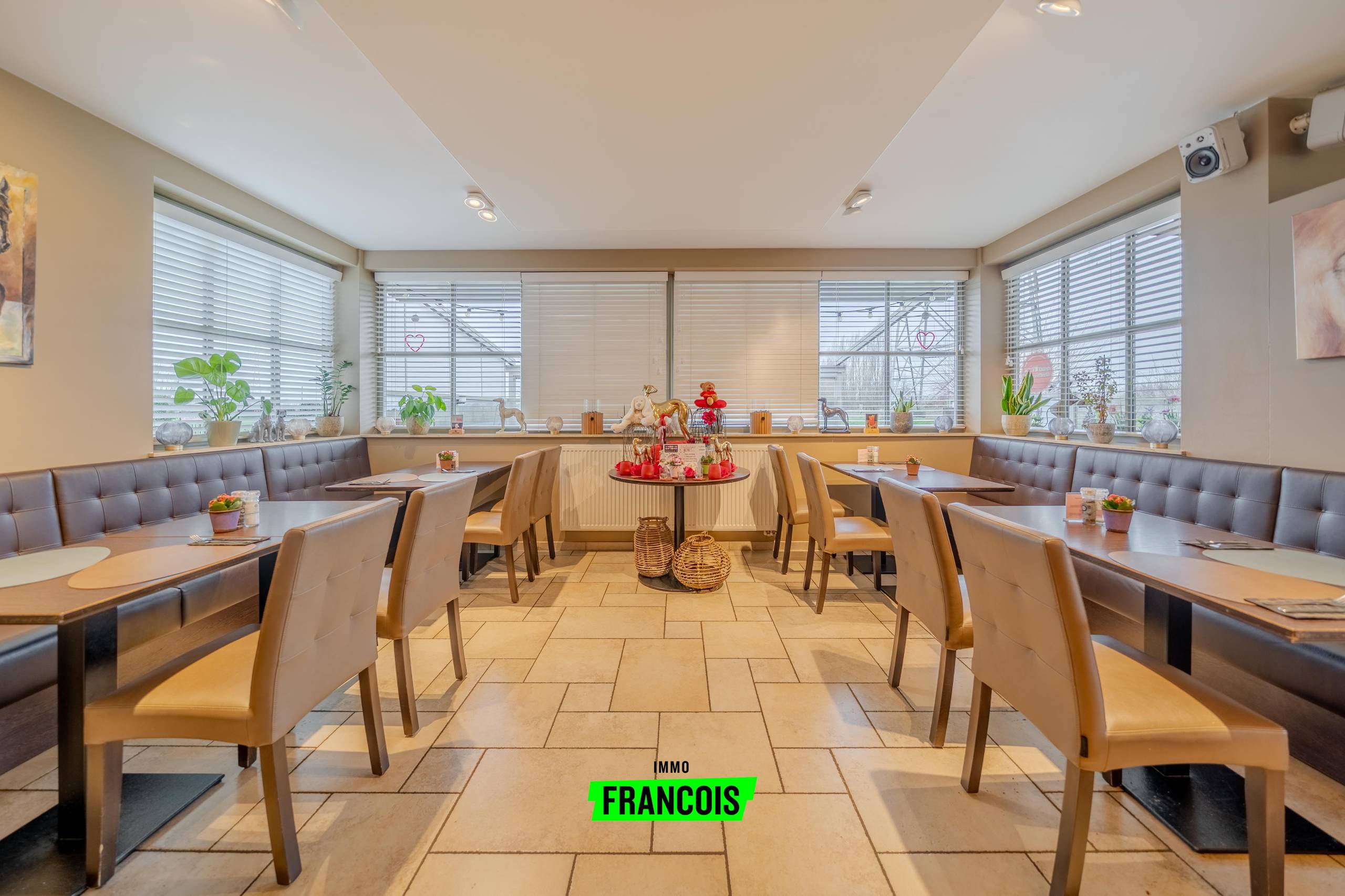 Unieke eigendom met restaurant, woonst, stallingen en weides in Menen - foto 4