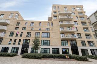 Dit ruime en energiezuinige driekamerappartement op de tweede verdieping combineert een aangename indeling met hedendaags wooncomfort en een uitstekende ligging in het centrum van Roeselare.<br /><br />De inkomhal met gastentoilet geeft toegang tot de ruime en lichtrijke leefruimte met open keuken en praktische keukenberging.<br />Dankzij de open indeling vormen wonen, koken en tafelen één mooi geheel.<br />Het appartement beschikt over drie volwaardige slaapkamers en twee badkamers.<br />Een belangrijke troef voor gezinnen, maar ook ideaal voor wie graag een extra bureau, hobby- of logeerkamer wenst. <br />Daarnaast zijn er in totaal drie terrassen, goed voor 21m² aan buitenruimte. <br /><br />Ook op energetisch vlak zit u hier uitstekend. Met een E-peil van 27 en vloerverwarming aangesloten op het warmtenet geniet u van een energiezuinig en comfortabel appartement dat volledig voldoet aan de hedendaagse normen.<br /><br />Het appartement bevindt zich op de tweede verdieping van Residentie Bel-Ford, pal in het centrum van Roeselare.<br />Winkels, gezellige horecazaken, de Markt en het station bevinden zich allemaal op wandelafstand.<br />De residentie is opgebouwd rond een verzorgd en rustig binnenplein.<br /><br />In de ondergrondse kelder bestaat de mogelijkheid om een privéberging en/of autostaanplaats aan te kopen.<br />Daarnaast is er een ruime gemeenschappelijke fietsenberging.<br /><br /><em>Goed om te weten: de foto's dienen ter illustratie en werden genomen in het bovenliggende, gelijkaardige appartement met dezelfde indeling.<br />Ze geven een goed beeld van de sfeer, afwerking en mogelijkheden van het appartement.</em><br /><br /><strong><u>Het appartement komt in aanmerking voor 6% BTW!</u></strong><br /><br />Interesse? Neem gerust contact met DICASA op voor meer informatie of plan vrijblijvend een bezoek.